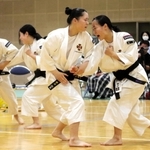 少林寺拳法女子団体演武　息の合った動きで優勝した姫路商の選手たち＝報徳高