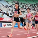 女子５０００メートル決勝　後半一気にトップに立ち、１５分１０秒６３で優勝した田中希実（左）＝撮影・小林良多