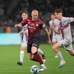 古巣バルセロナとの親善試合に臨み、巧みなプレーで観衆を沸かせた神戸のイニエスタ（中央）＝国立競技場（撮影・伊藤笙子）