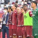 リーグ戦で勝利を飾り、サポーターと喜びを分かち合うヴィッセル神戸のイニエスタ（中央）＝２０２２年５月１４日、ノエビアスタジアム神戸