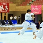 空手女子団体形決勝　優勝を飾った東洋大姫路の（左から）高田歩果、森唯稀、田口侑菜＝神戸常盤アリーナ（撮影・鈴木雅之）