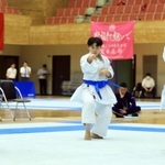 空手女子団体形決勝・東灘-東洋大姫路　優勝を決めた東洋大姫路の（左から）高田歩果、森唯稀、田口侑菜＝神戸常盤アリーナ（撮影・鈴木雅之）