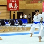 空手女子団体形決勝　優勝を飾った東洋大姫路の（左から）高田歩果、森唯稀、田口侑菜＝神戸常盤アリーナ（撮影・鈴木雅之）