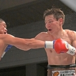 １０回、相手選手に激しいパンチを浴びせる野中悠樹（右）＝１０日午後、大阪市浪速区、エディオンアリーナ大阪（撮影・風斗雅博）