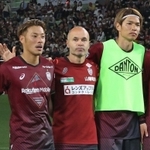ヴィッセル神戸のイニエスタ（中央）＝５月13日、ノエビアスタジアム神戸