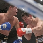 ６回、相手選手と激しい打ち合いを繰り広げる野中悠樹（右）＝１０日午後、大阪市浪速区、エディオンアリーナ大阪（撮影・風斗雅博）