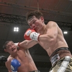 ６回、激しく打ち合う野中悠樹（右）＝１０日午後、大阪市浪速区、エディオンアリーナ大阪（撮影・風斗雅博）