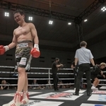 判定負けを喫し、リングサイドへ戻る野中悠樹（左）１０日午後、大阪市浪速区、エディオンアリーナ大阪（撮影・風斗雅博）