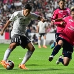 Ｃ大阪-神戸　前半、シュートを放つ神戸の武藤（左）＝大阪市、ヨドコウ桜スタジアム（撮影・斎藤雅志）