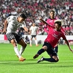 Ｃ大阪-神戸　前半、シュートを放つ神戸の武藤（左から２人目）＝大阪市、ヨドコウ桜スタジアム（撮影・斎藤雅志）