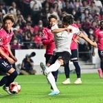 Ｃ大阪-神戸　後半、神戸の山口がゴールを決め、１-１と追い付く＝大阪市、ヨドコウ桜スタジアム（撮影・斎藤雅志）