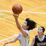 バスケットボール女子決勝・三田松聖ー宝塚西　第４クオーター、シュートを放つ三田松聖の木下＝西宮市ライフパートナーアリーナ（撮影・中西幸大）
