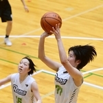 バスケットボール女子決勝・三田松聖ー宝塚西　第４クオーター、シュートを放つ三田松聖の白箸（右）＝西宮市ライフパートナーアリーナ（撮影・中西幸大）
