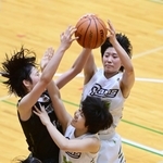 バスケットボール女子決勝・三田松聖ー宝塚西　第４クオーター、リバウンドを競り合う三田松聖の阿部（中央）ら＝西宮市ライフパートナーアリーナ（撮影・中西幸大）