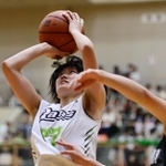 バスケットボール女子決勝・三田松聖ー宝塚西　第３クオータ-、シュートを放つ三田松聖の白箸＝西宮市ライフパートナーアリーナ（撮影・中西幸大）