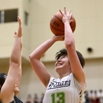 バスケットボール女子決勝・三田松聖ー宝塚西　第４クオータ-、シュートを放つ三田松聖の竹中（１３）＝西宮市ライフパートナーアリーナ（撮影・中西幸大）