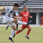 サッカー男子決勝・神戸弘陵－相生学院　前半、シュートを放つ神戸弘陵の馬場（左）＝三木総合防災公園陸上競技場（撮影・小林良多）
