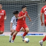 サッカー男子決勝・神戸弘陵-相生学院　激しい攻防を繰り広げた両チームの選手＝三木総合防災公園陸上競技場（撮影・小林良多）