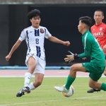サッカー男子決勝・神戸弘陵－相生学院　前半終了間際、先制ゴールを決める神戸弘陵の佐波（８）＝三木総合防災公園陸上競技場（撮影・小林良多）
