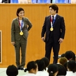 東京五輪の金メダルを身につけて開会式に登場した阿部一二三選手（右）と阿部詩選手＝１１日午前、兵庫県立武道館（撮影・斎藤雅志）