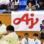 小学生の試合を観戦する阿部一二三選手（左奥）と阿部詩選手（右奥）＝１１日午前、兵庫県立武道館（撮影・斎藤雅志）