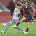 神戸-長野　後半、シュートを決める神戸の汰木（右）＝ノエビアスタジアム神戸（撮影・風斗雅博）