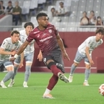神戸-長野　前半、ＰＫを決める神戸のリンコン＝ノエビアスタジアム神戸（撮影・風斗雅博）