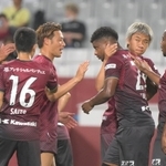 神戸-長野　前半、ＰＫを決めてチームメイトと喜ぶ神戸のリンコン（右から３人目）＝ノエビアスタジアム神戸（撮影・風斗雅博）