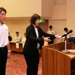 兵庫県スポーツ協会のスーパーアスリートに認定されたショートトラックの島根くるみ（中央）と競泳の小池貴之＝兵庫県民会館