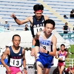 男子３０００メートル障害決勝　２位に入った須磨学園の長谷川大翔（手前右）と３位に食い込んだ西脇工の上田航大（奥）