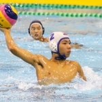 水球男子決勝リーグ・尼崎北-明石西、先制ゴールを決める尼崎北の深井主将＝尼崎スポーツの森