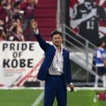 ルヴァン・カップの神戸-横浜ＦＣ戦前、両チームに所属経験がある三浦知良が登場した＝18日、ノエビアスタジアム神戸（撮影・中西幸大）