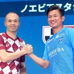 Ｊリーグのキックオフカンファレンスで壇上に並んだ神戸のイニエスタ（左）と横浜ＦＣの三浦知良＝２０２０年２月、東京都内