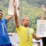 男子円盤投げ決勝　４４メートル１５で３位に入った飾磨工の大森ジョウイ（中央）