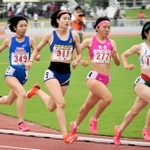 女子８００メートル決勝　５位に入った須磨学園の関本遥（３４９）と６位に食い込んだ園田の好井万結（３１１）