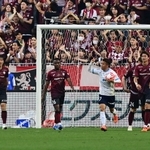 神戸-横浜ＦＣ　前半、横浜ＦＣに同点とされ、落胆する神戸イレブン（撮影・中西幸大）