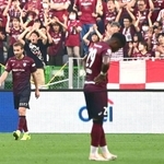 神戸-横浜ＦＣ　前半、横浜ＦＣに勝ち越し点を許し、落胆する神戸イレブン（撮影・中西幸大）