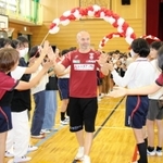 児童から見送られるイニエスタ選手＝舞多聞小学校