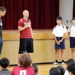 児童の質問に答えるイニエスタ選手（中央）＝舞多聞小学校