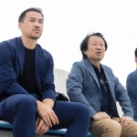 帰国中、自身が理事を務めるバサラ兵庫の試合を視察した岡崎慎司（左）＝６月４日、明石市きしろスタジアム