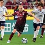 ５月の横浜ＦＣ戦に途中出場した神戸のイニエスタ（中央）＝ノエビアスタジアム神戸（撮影・中西幸大）