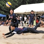 女子決勝　身を投げ出してボールを上げる武庫川大付の森本和花（手前）、中野里音組