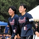 女子決勝　優勝を決めて笑顔を見せる武庫川大付の中野里音（左）、森本和花組