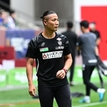 試合前練習でピッチに立つ神戸のマネジャー荒井琢也さん＝５月２７日、ノエビアスタジアム神戸（撮影・斎藤雅志）