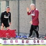 練習場でイニエスタ（右）を出迎える神戸の荒井琢也マネジャー＝３月１４日、神戸市西区のいぶきの森球技場