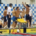 競泳男子８００メートルリレーを制してアベック優勝が決まり、喜ぶ須磨学園の選手たち