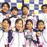 競泳８００メートルリレーでアベック優勝を果たした須磨学園の選手たち
