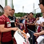 練習後、集まったサポーターと交流するＪ１神戸のイニエスタ（左）＝２８日午前、神戸市西区櫨谷町、いぶきの森球技場（撮影・斎藤雅志）