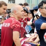 ２８日の公開練習でサポーターとの記念撮影に応じる神戸のイニエスタ（中央）＝神戸市西区、いぶきの森球技場