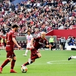 ２０１９年のホーム開幕試合でプレーするイニエスタ（中央）＝同年３月、ノエビアスタジアム神戸